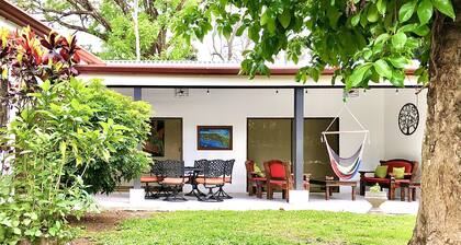 Casa Dali - Secluded yet close to SJO Airport & INCAE - King bed, fast wifi
