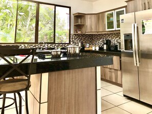 Fridge, microwave, oven, stovetop - Casa Dali - Secluded yet close to SJO Airport & INCAE - King bed, fast wifi (Alajuela)