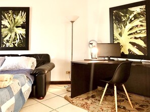 Interior - Casa Dali - Secluded yet close to SJO Airport & INCAE - King bed, fast wifi (Alajuela)