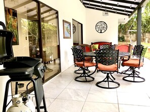 Outdoor dining - Casa Dali - Secluded yet close to SJO Airport & INCAE - King bed, fast wifi (Alajuela)