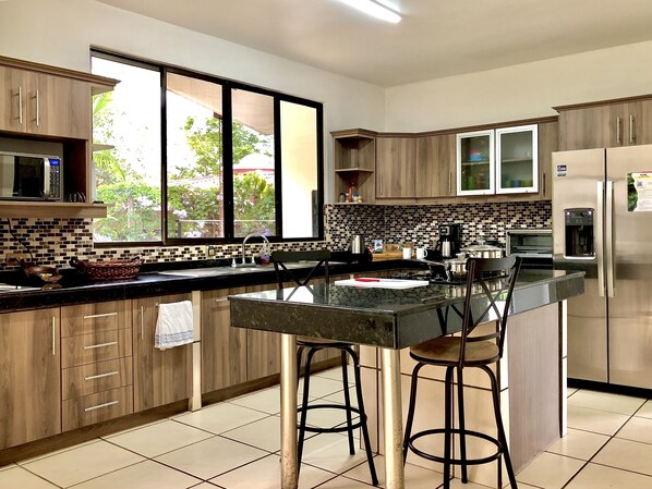Fridge, microwave, oven, stovetop - Casa Dali - Secluded yet close to SJO Airport & INCAE - King bed, fast wifi (Alajuela)