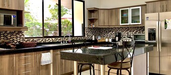 Casa Dali - Secluded yet close to SJO Airport & INCAE - King bed, fast wifi