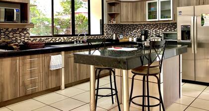 Casa Dali - Secluded yet close to SJO Airport & INCAE - King bed, fast wifi