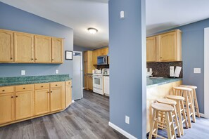 Fridge, microwave, stovetop, coffee/tea maker - Ultimate Game room with 7 BR Sleeping 20 In Poconos (Tobyhanna)