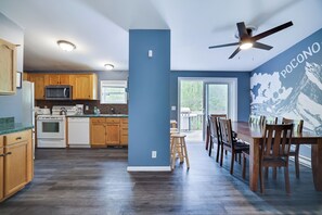 Fridge, microwave, stovetop, coffee/tea maker - Ultimate Game room with 7 BR Sleeping 20 In Poconos (Tobyhanna)