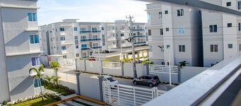 Ent Condo/KingBd/Ac Wifi/ 20 Mins from Beach/Gated Community