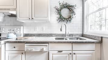 Køleskab, mikrobølgeovn, ovn, kogeplade