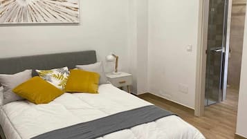 3 slaapkamers, een strijkplank/strijkijzer, gratis wifi, beddengoed