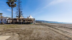 A beachside property with a gazebo, palm trees, and a view of the ocean. - A&n Levante Torre del Mar (Torre del Mar)