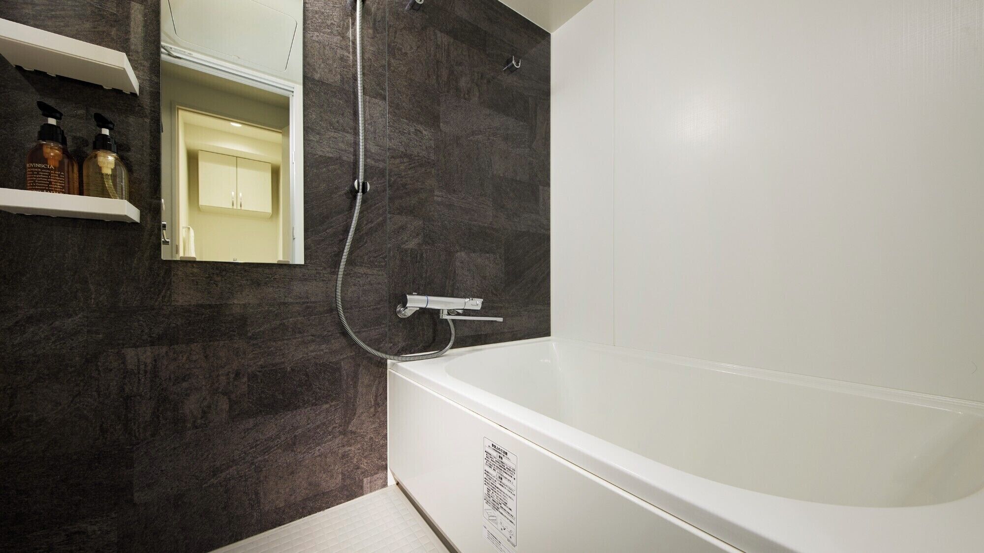 Combined shower/bathtub, free toiletries, hair dryer, electronic bidet