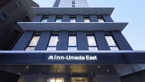 Exterior de un edificio con el letrero 'Minn-Umeda East'.