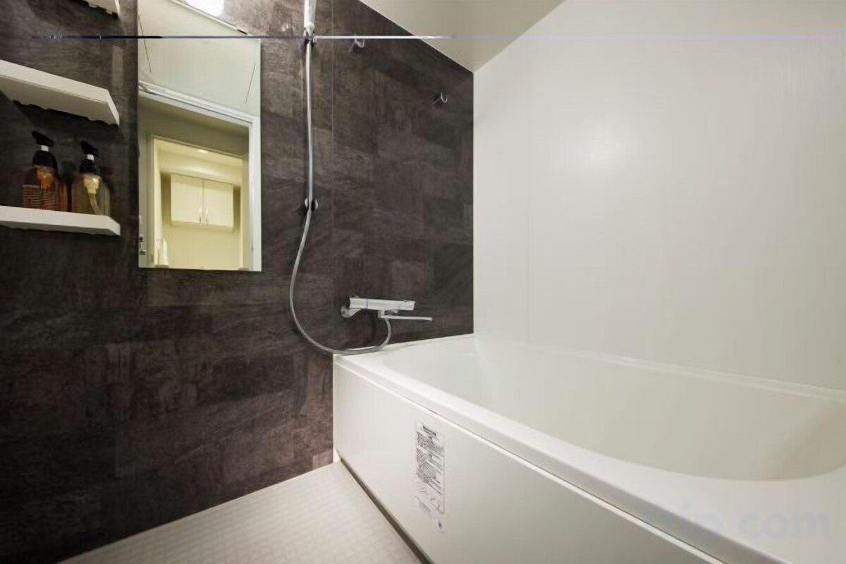 Baño | Ducha y bañera combinadas y artículos de higiene personal gratuitos