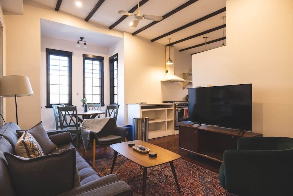Large | European Charm | Balcony | Hosted StayRafa