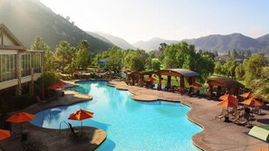 Utendørsbasseng og et oppvarmet basseng