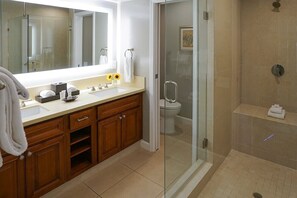 Badewanne, Haartrockner, Handtücher, Seife