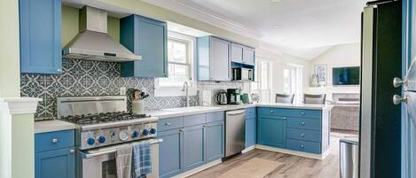 Fridge, oven, stovetop, coffee/tea maker