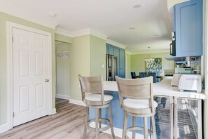 Refrigerador, horno, parrilla de estufa y cafetera y tetera 