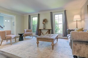 Televisión, chimenea y oficina 