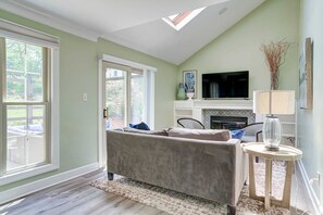 Televisión, chimenea y oficina 