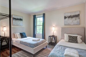 3 bedrooms, iron/ironing board, WiFi, bed sheets