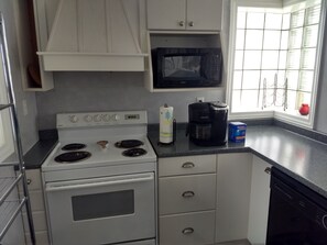 Fridge, microwave, oven, stovetop - Private Lakefront Cottage with 90' of sandy East Bay frontage on Houghton Lake (Prudenville)