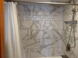 Badewanne, Haartrockner, Handtücher, Seife