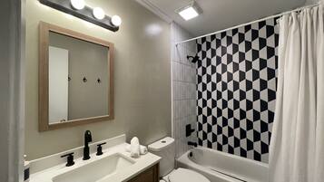 Regadera, secadora de cabello, toallas