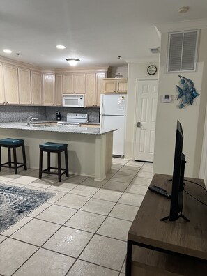 冰箱、微波炉、烤箱、炉灶