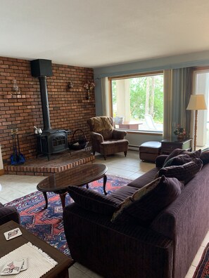 Téléviseur connecté, foyer, lecteur de DVD, livres