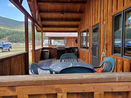 Outdoor dining. L Diamond E Guest Cabin #2. Rural Luxury close to everything.