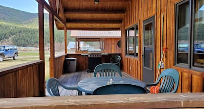 L Diamond E Guest Cabin #2. Rural Luxury close to everything.