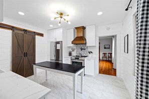 Refrigerador, microondas, horno y lavavajillas 