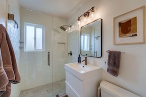 Sèche-cheveux, serviettes fournies, papier toilette