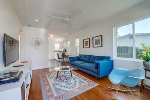 TV - Bright and stylish, relaxing outdoor space, near beaches, airport, and downtown. (San Diego)