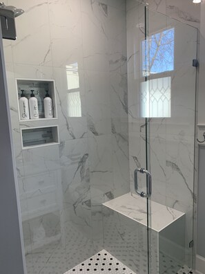 Dusche, Haartrockner, Handtücher, Seife
