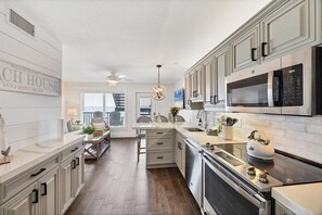 Frigorífico, microondas, horno y placa de cocina