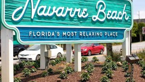 Un panneau accueillant les visiteurs à Navarre Beach, en Floride, et soulignant que c’est l’endroit le plus propice à la détente de tout l’État.