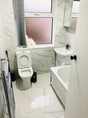 Combined shower/bathtub, towels - 4 Bedroom Lovely home in Loughborough town & Uni (Loughborough)