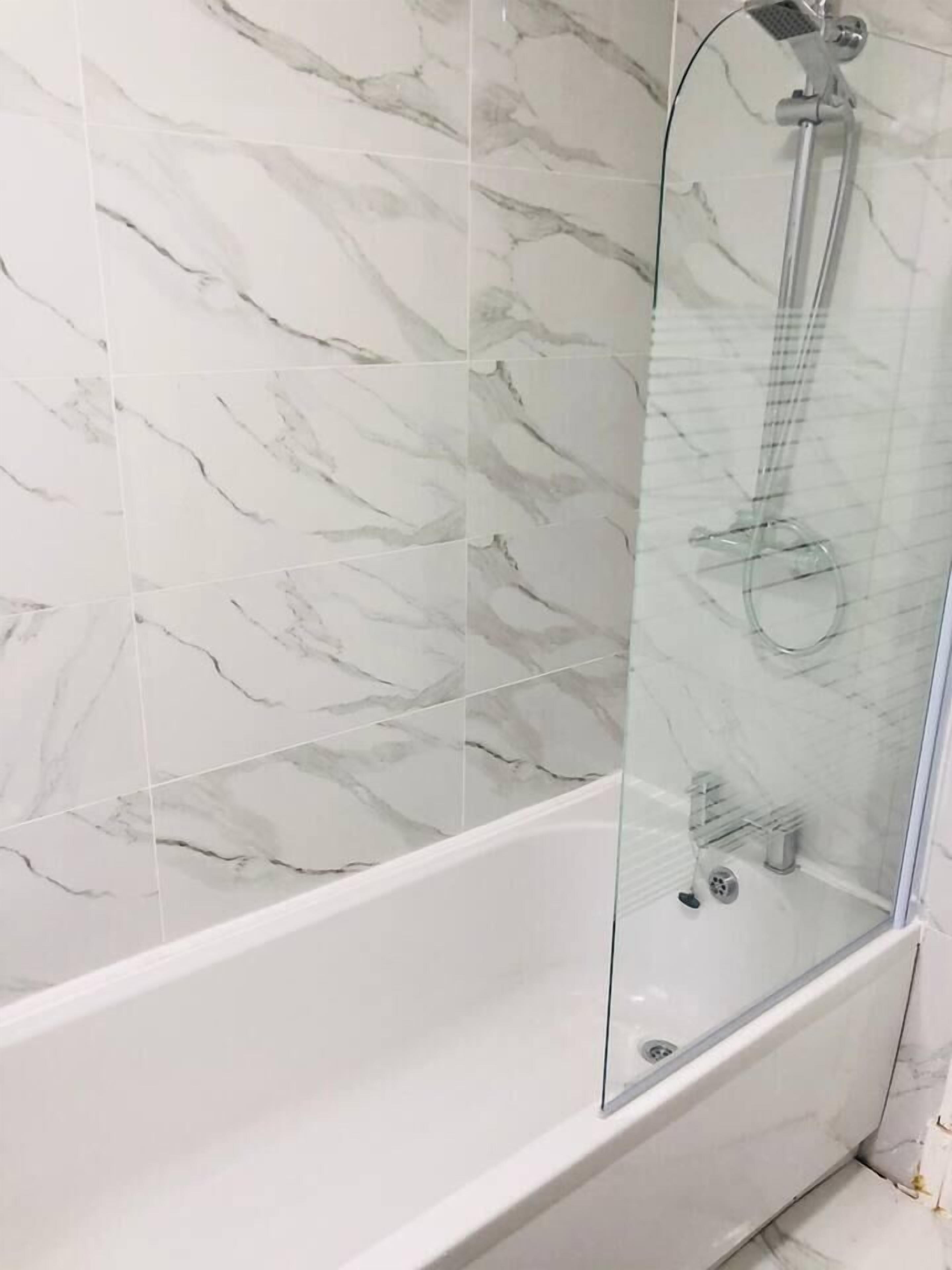 Combined shower/bathtub, towels