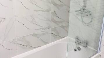 Combined shower/bathtub, towels