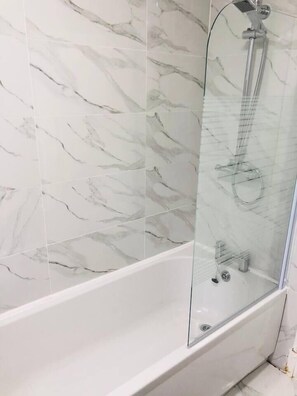 Combined shower/tub, towels