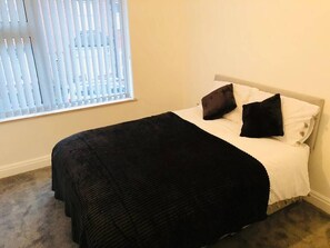 4 bedrooms, WiFi, bed sheets - 4 Bedroom Lovely home in Loughborough town & Uni (Loughborough)