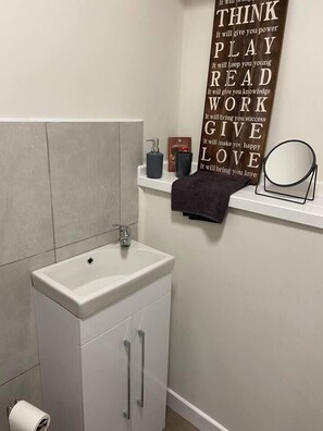 Dusj, hårføner og håndklær