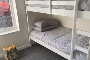 3 soverom, strykejern/-brett, wi-fi og sengetøy