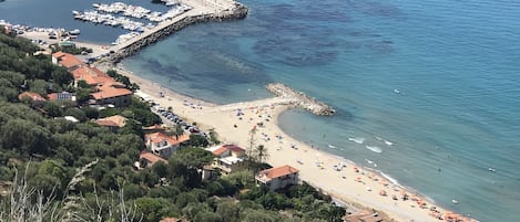 Una spiaggia nelle vicinanze