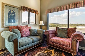 Living room - Econo Lodge Inn and Suites Shepherd Of The Hills Expy (Branson)