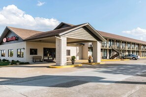 Exterior - Econo Lodge Inn and Suites Shepherd Of The Hills Expy (Branson)
