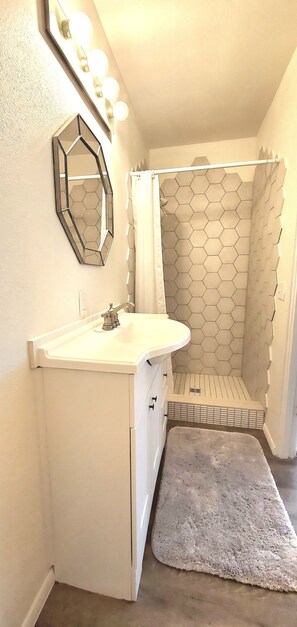 Een douche, een haardroger, handdoeken, zeep