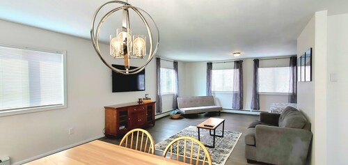 Corner studio with full kitchen, 800 sq ft- Sunny views include Mt. Susitna