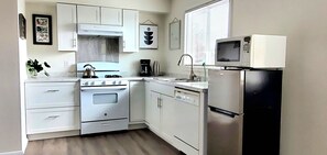 Refrigerador, microondas, horno y parrilla de estufa 